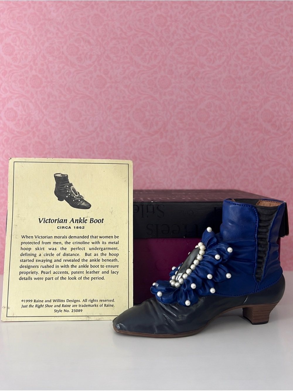 Just the Right Shoe #25089 (1999) “Victorian Ankle Boot” with box miniature
